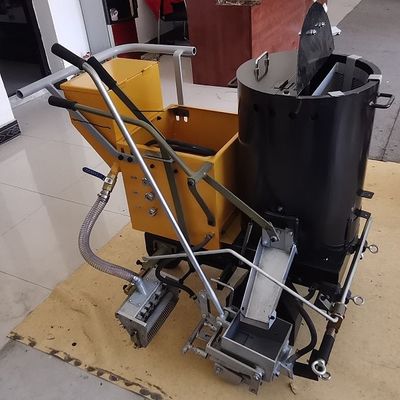 Sprzęt do znakowania termoplastycznego chodnika drogowego z automatycznym dyspenserem zbiornikiem o masie 120 kg