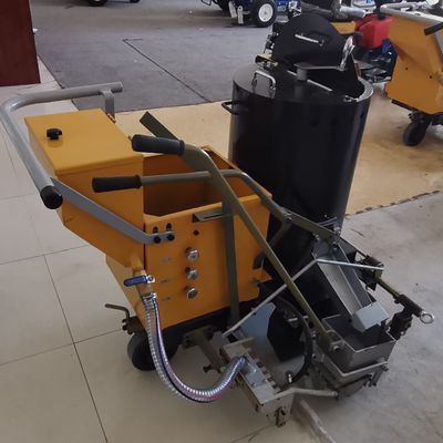 Maszyna do odciągania linii drogowych termoplastycznej, wyposażona w układ napędowy hydrauliczny lub elektryczny